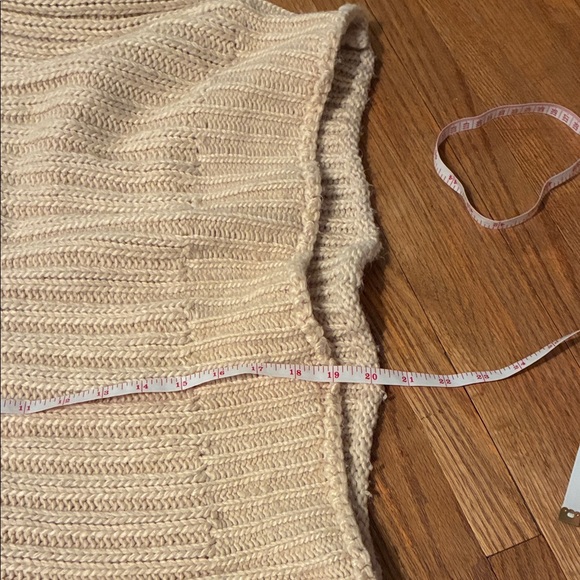 Lavon Cozy Cream Wool Ribbed Turtleneck Sweater - Picture 7 of 9